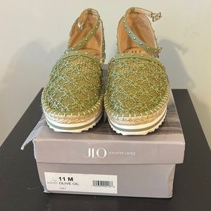Jlo Lisly Sandal in color Olive Oil